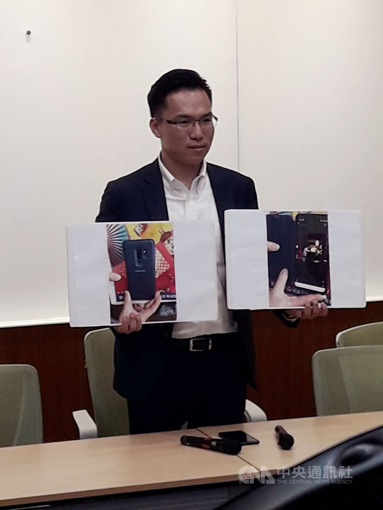 高雄市議員林智鴻接獲爆料,揭露高雄市長韓國瑜今年農曆年期間在峇里島打麻將,引發議論。林智鴻15日出示爆料者韓國品牌S9手機的照片,證明爆料照片是手機拍攝。中央社記者范正祥攝 108年8月15日