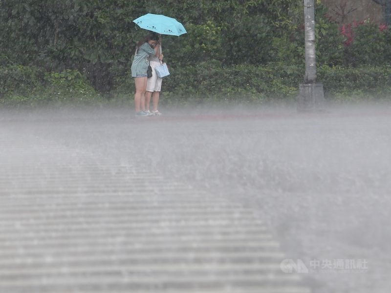 中央氣象局表示,15日中南部在清晨至上午有陣雨或雷雨,並會有局部大雨或豪雨。(中央社檔案照片)