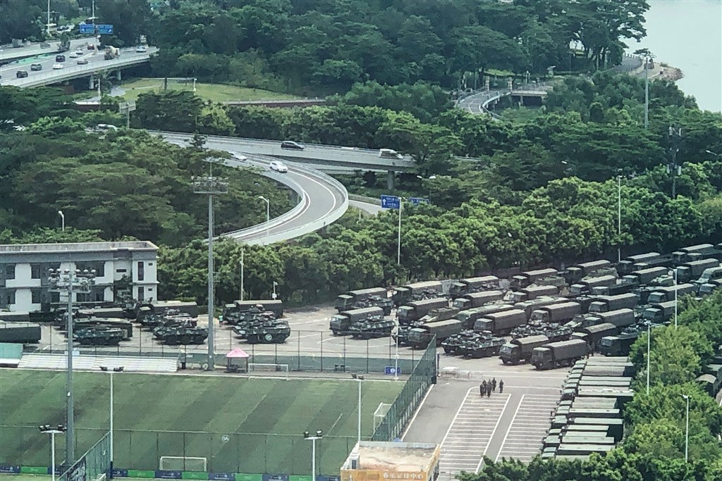 15日上午,數千名中國軍人進行演習,還有大量部隊車輛停在深圳體育場附近。(法新社提供)