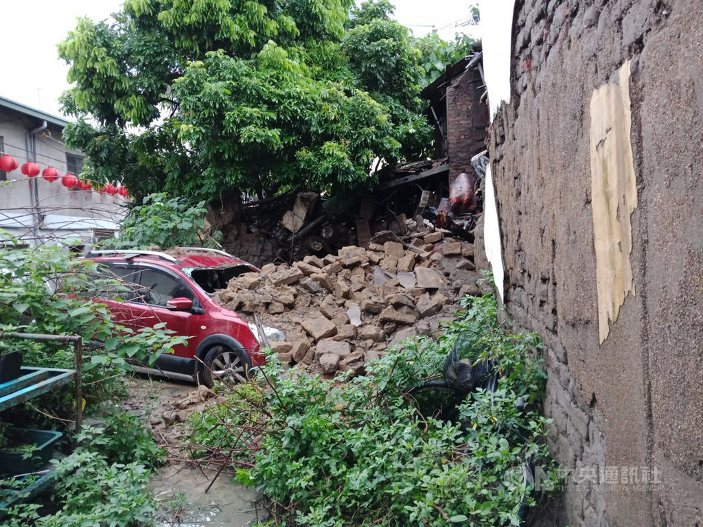 台中市潭子區一處磚造平房,疑因連日大雨加上16日清晨地震,房屋屋頂承受不住而崩塌,潭子分隊出動前往搶救。(台中市消防局提供)中央社記者蘇木春傳真 108年8月16日