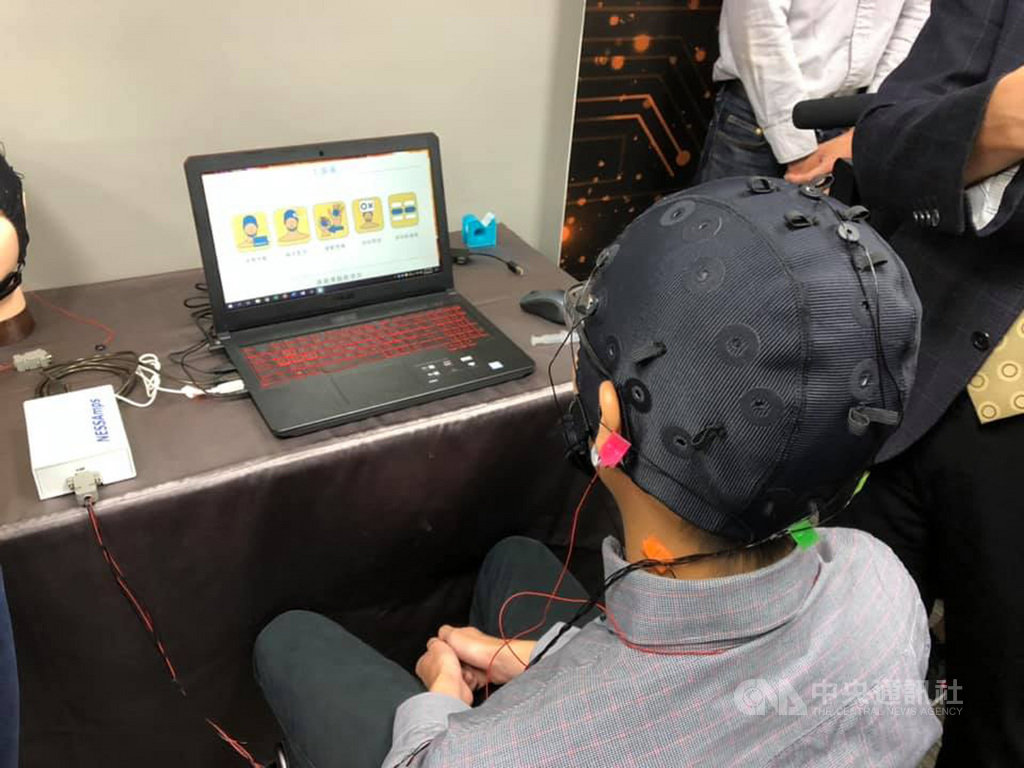 台北科技大學副研發長劉益宏帶領跨校、跨領域團隊,著重於研發科技輔具,協助漸凍症病友表達自己的想法。中央社記者吳柏緯攝 108年8月16日