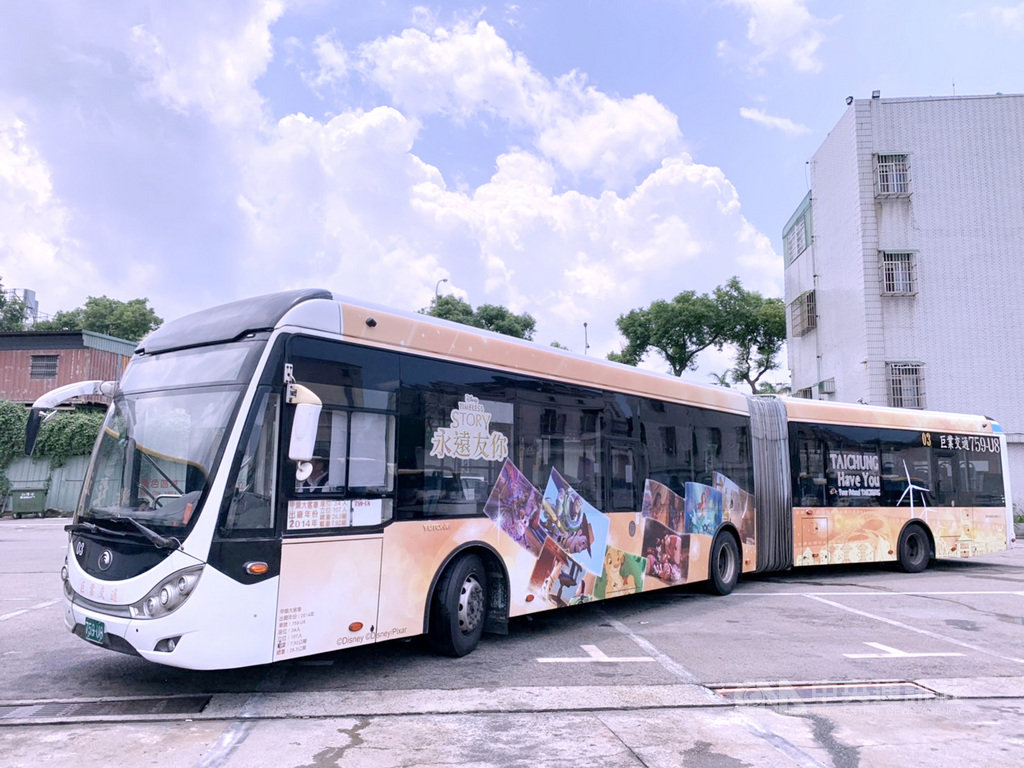 台中市政府與迪士尼公司攜手合作打造首輛「迪士尼永遠友你」主題彩繪雙節公車,從外觀到內裝都是迪士尼經典動畫角色。(市府提供)中央社記者郝雪卿傳真 108年8月16日