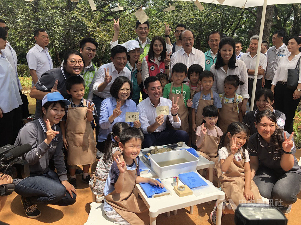 總統蔡英文(2排左3)16日走訪新竹市,上午先由新竹市長林智堅(2排左4)陪同,到預計於年底完工重新開放的新竹市立動物園,搶先參觀明星動物河馬「樂樂」的新家,也與小朋友們一起手做河馬便便紙。中央社記者魯鋼駿攝 108年8月16日