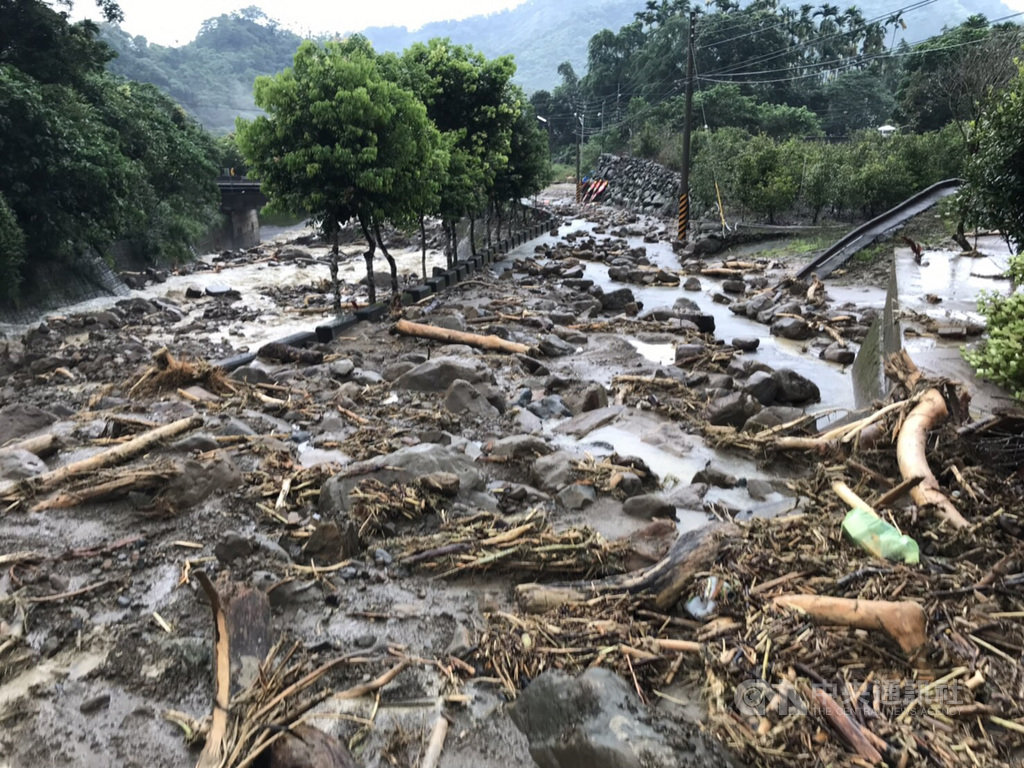 嘉義縣中埔鄉中崙村發生山坡滑動引發土石流衝進民宅,造成道路受損,縣府已會同鄉公所處理。(民眾提供)中央社記者葉子綱傳真 108年8月16日