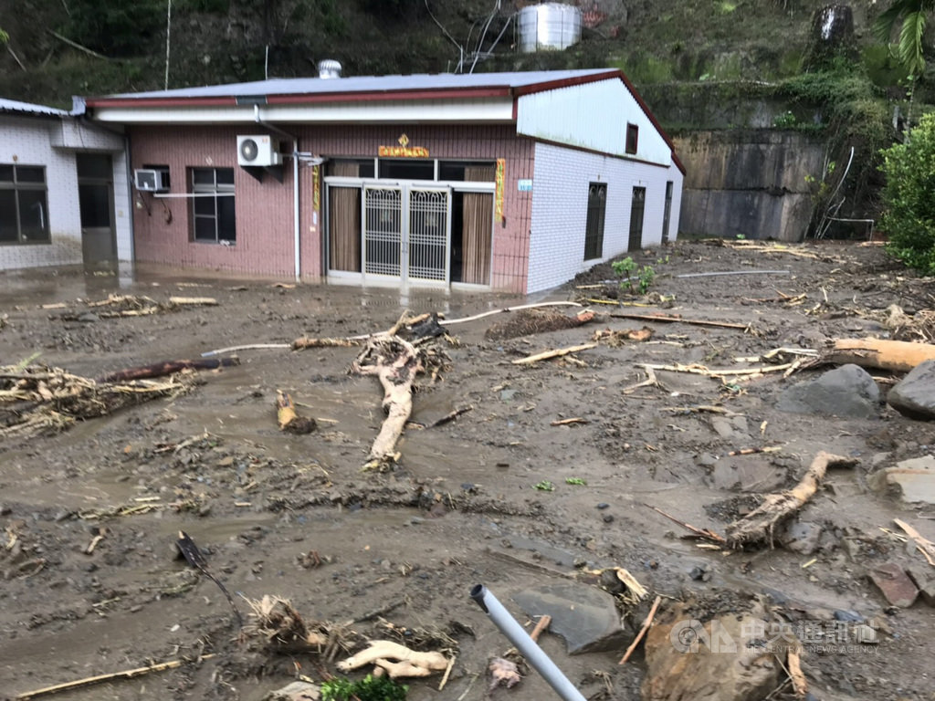嘉義縣中埔鄉中崙村發生山坡滑動引發土石流衝進民宅,幸好緊急撤離2人,沒有人員傷亡,但道路受損,縣府已會同鄉公所處理中。(民眾提供)中央社記者葉子綱傳真 108年8月16日
