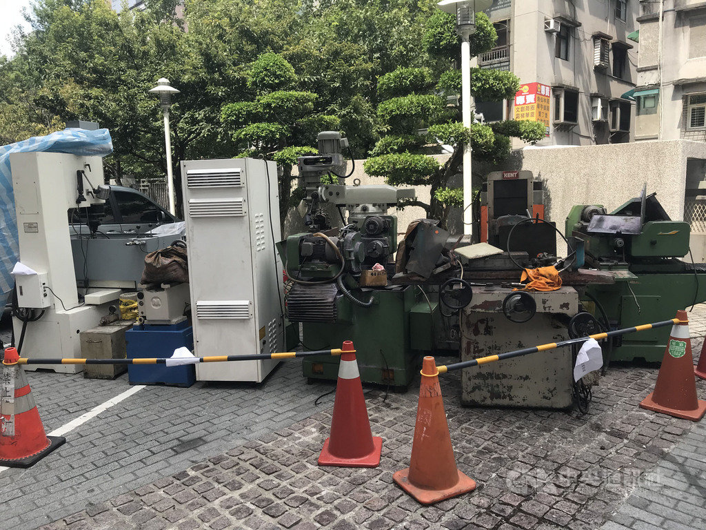 郭姓男子等3人在新北市山區設改槍工廠,刑事局經多月埋伏日前派員攻堅,搜出油壓機等大型專業機械及改造槍、子彈。中央社記者劉建邦攝 108年8月16日