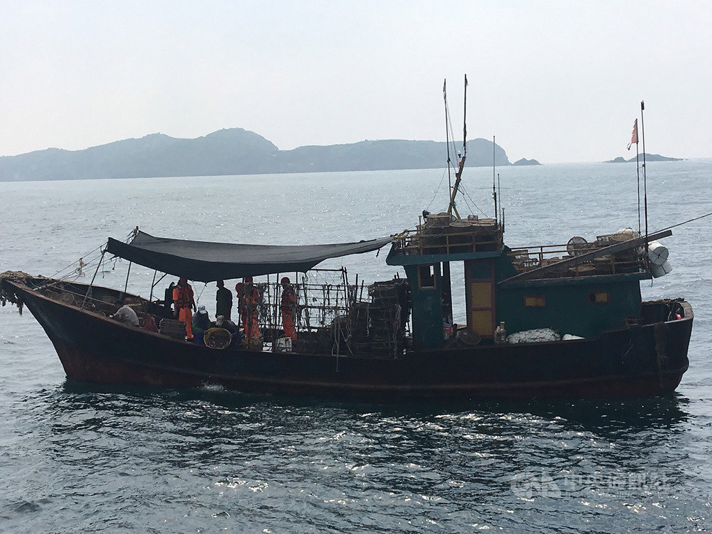 馬祖海巡隊16日在東引海域查獲一艘無船名的越界鐵殼中國籍漁船,且在發現有巡防艇後一度蛇行逃逸,海巡人員強靠登檢後,將人船一併押回偵辦。(馬祖海巡隊提供)中央社 108年8月16日