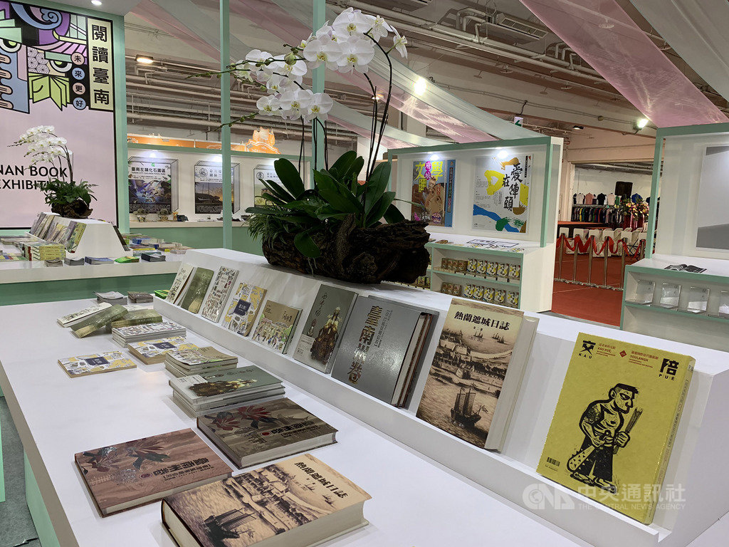 2019台南書展16日起在台南市仁德區南紡世貿展覽中心登場,盼帶動民眾享受閱讀樂趣,台南市政府也在展場設立主題館,推廣台南在地文學。中央社記者張榮祥台南攝 108年8月16日