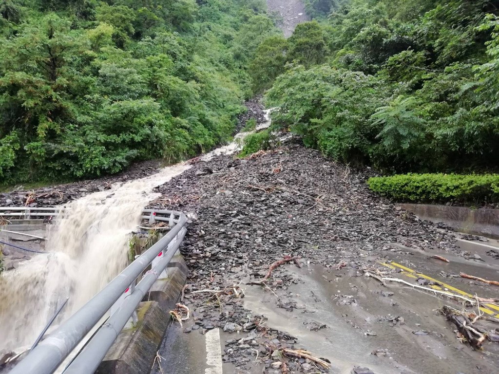 屏東縣霧台鄉受豪雨影響,16日台24線42公里處邊坡坍方,交通阻斷。(公路總局第三區養護工程處提供)中央社 108年8月16日