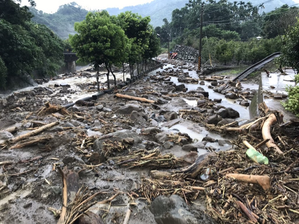 嘉義縣中埔鄉中崙村發生山坡滑動引發土石流衝進民宅,造成道路受損,縣府已會同鄉公所處理。(民眾提供)中央社記者葉子綱傳真 108年8月16日