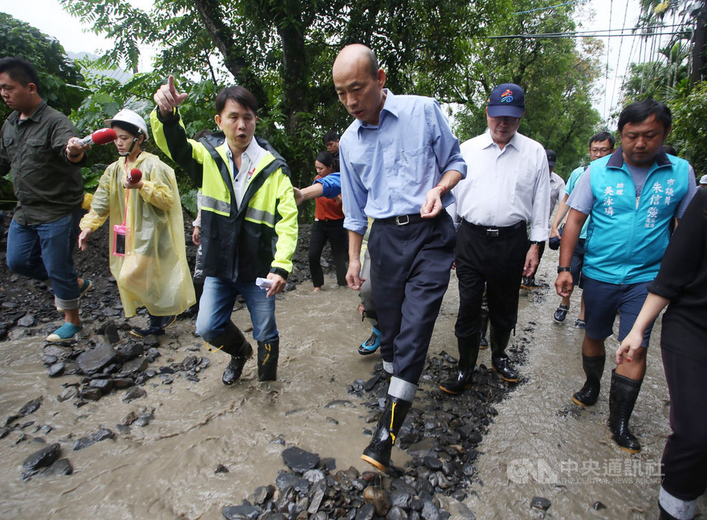 高雄山區連夜大雨不斷,多處傳出積淹水與道路坍塌等災情,市長韓國瑜(藍色襯衫者)16日下午取消原行程,改往桃源區四社部落和六龜區扇平山莊等地勘災。中央社記者董俊志攝 108年8月16日