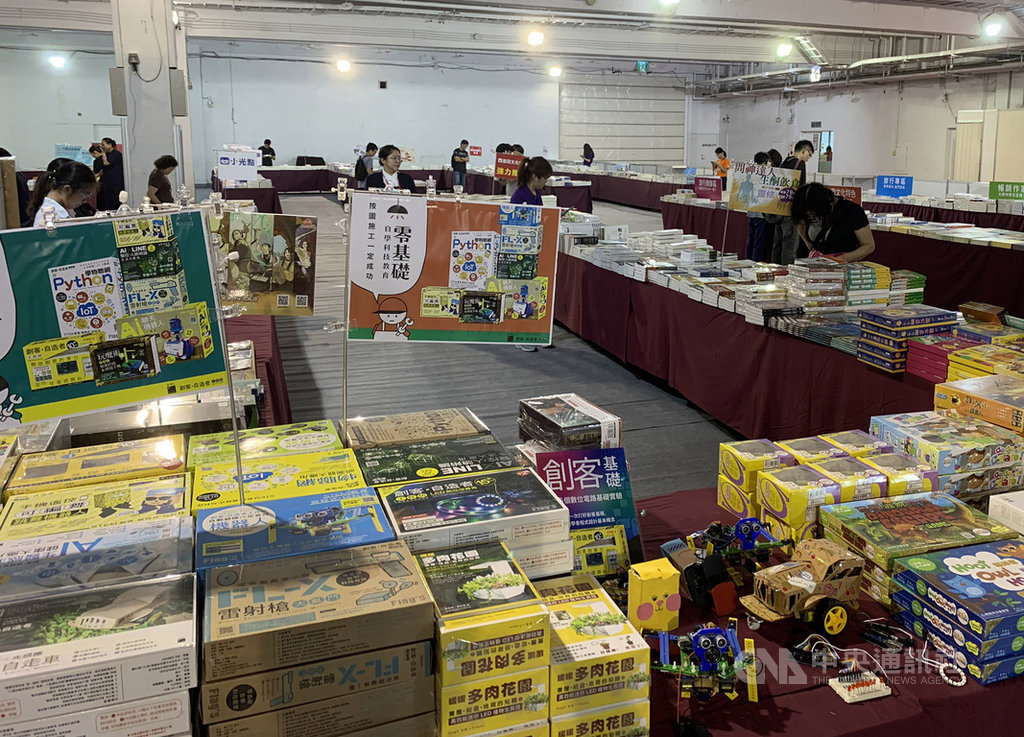 2019台南書展16日起在台南市仁德區南紡世貿展覽中心開幕,展期至25日止,15萬本好書打造閱讀書海,歡迎民眾參觀。中央社記者張榮祥台南攝 108年8月16日