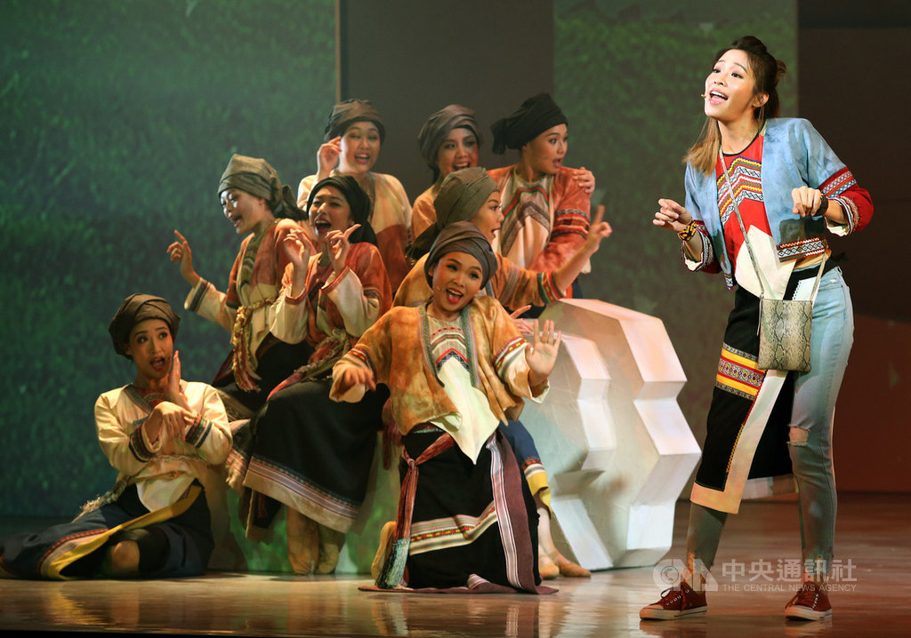 中文音樂劇「綠島小夜曲」由果陀劇場導演梁志民執導,集結作曲家周藍萍創作的19首歌曲,再由作曲家李哲藝重新編曲,搭配台北市立交響樂團現場演奏,帶給台灣民眾半世紀前的溫柔情歌。中央社記者郭日曉攝 108年8月16日