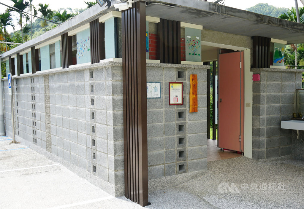 新竹縣大坪國小校長彭銘君16日表示,學校將校園廁所整修,以融合自然環境及美學課程,並讓學生共同發想創作廁所標示牌,發揮創意妝點空間。中央社記者郭宣彣攝 108年8月16日