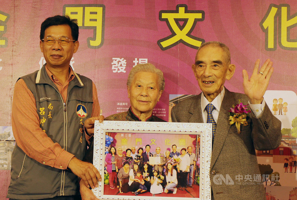 金門太武山上地標「毋忘在莒」勒石雕刻者張再興(右)曾獲第2屆金門文化獎肯定,近日因病辭世,19日將舉行告別式。(資料照片)中央社記者黃慧敏攝 108年8月16日