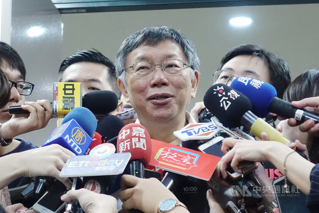 台北市建管處16日起將拆除北投區立賢路等6處違建,台北市長柯文哲(中)表示,立賢路整條路都是違章建築,內部會再檢討,並指這是他台北市長第一任期中,一個很大的污點。中央社記者梁珮綺攝 108年8月16日