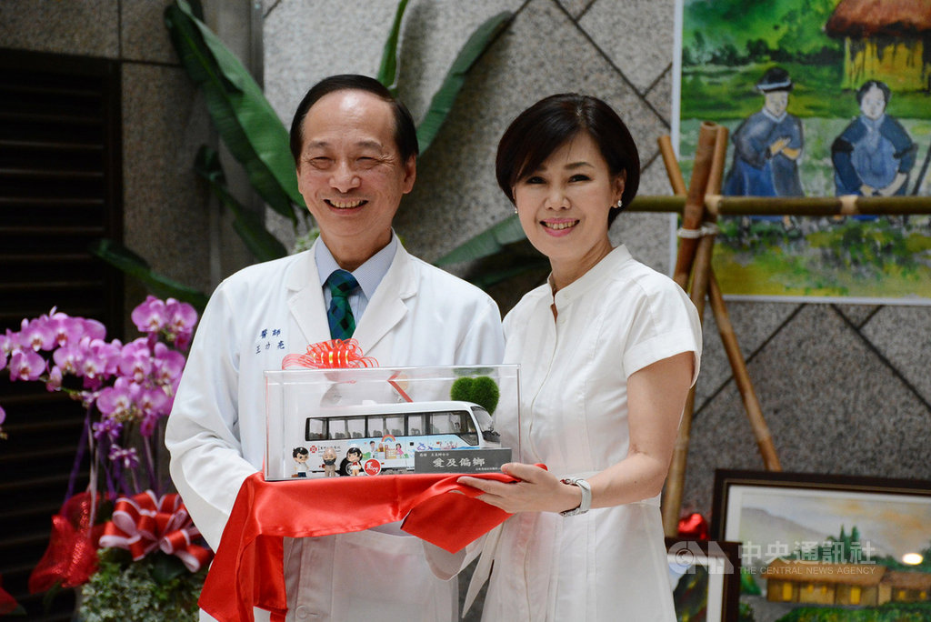 女性企業家王美娜(右)感念台東馬偕醫院救回旅遊時發生心肌梗塞的親人一命,特別捐贈一台交通車提供腎友接送使用,以表感謝,由院長王功亮(左)代表接受。(台東馬偕醫院提供)中央社記者盧太城台東傳真 108年8月16日