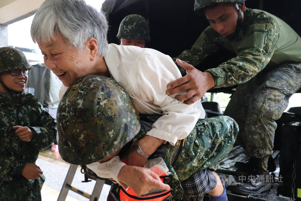 高雄山區豪雨,國軍第四作戰區指揮部16日派遣人員前進甲仙、六龜及杉林等區,協助居民預防性撤離。(軍方提供)中央社記者張榮祥台南傳真 108年8月16日