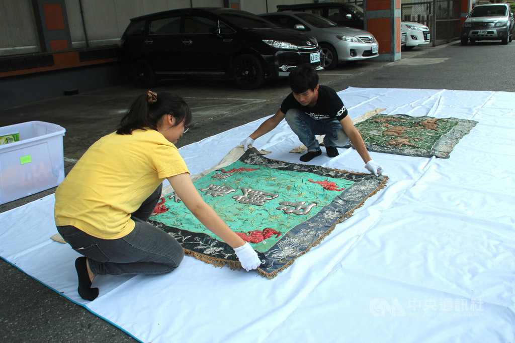花蓮福蘭社刺繡旗幟繡有祥龍、麒麟等動物,還有「花蓮福蘭社」等字樣,記錄戲曲民俗文化的演進,8月底將由市公所代為捐贈給花蓮縣文化局,申請登錄古物身分。中央社記者張祈花蓮攝 108年8月16日