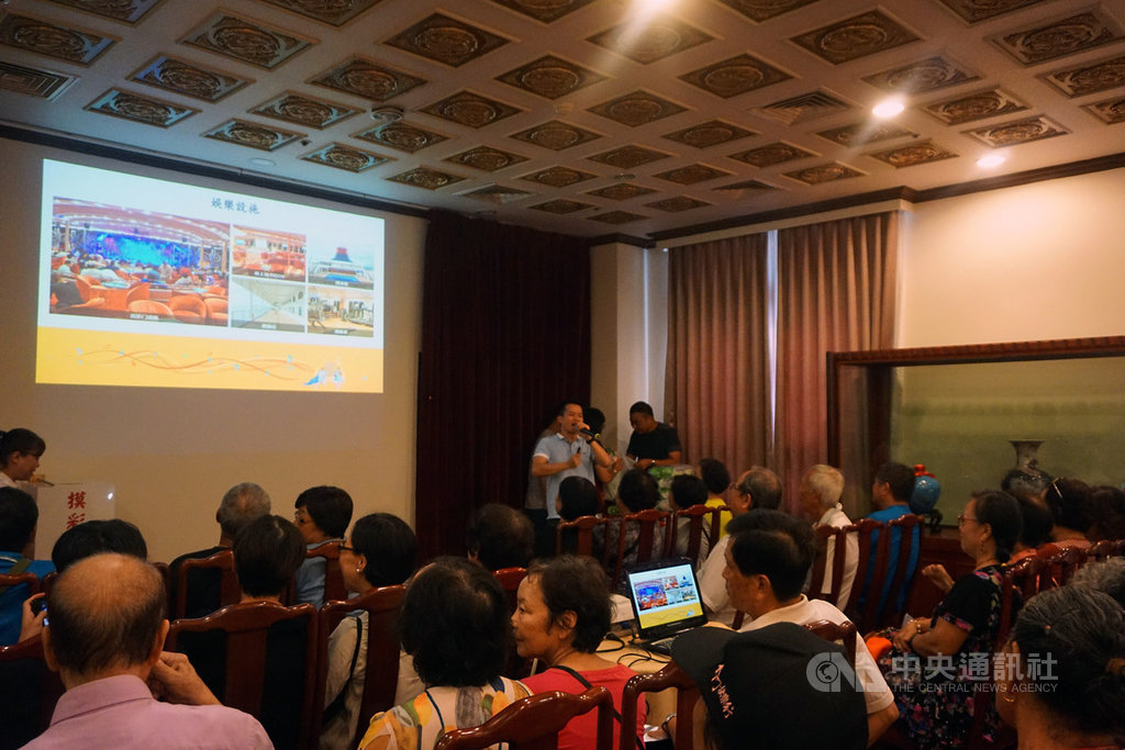 中國大陸廈門觀光業者16日赴金門推介郵輪旅程,提供金門民眾新旅遊選擇,吸引不少民眾攜家帶眷前往了解。中央社記者黃慧敏攝 108年8月16日