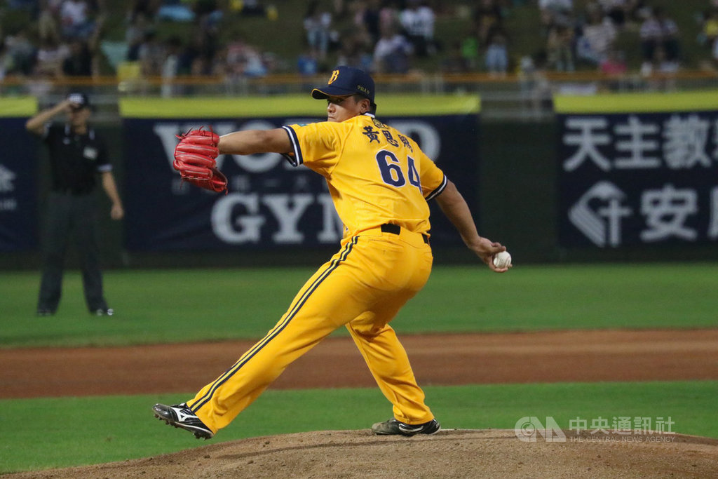 中職中信兄弟投手黃恩賜(圖)季中遇到低潮,日前終於回一軍拿下久違的勝投,他16日表示,當時本來害怕到手都在抖,但選擇勇於面對,也感謝二軍教頭林威助的幫助。(中信兄弟提供)中央社記者楊啟芳傳真 108年8月16日