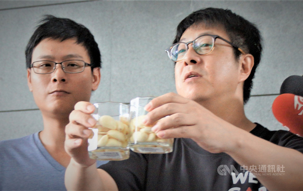 「Wecare高雄」發起的罷韓遊行將於11月及12月在高雄舉行,經向高市警局申請,被以未附上場地使用同意書駁回,發起人尹立(右)16日率員至高雄市政府陳情。中央社記者程啟峰高雄攝 108年8月16日