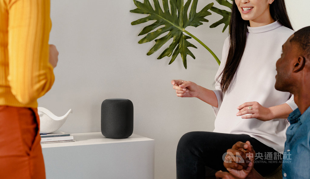 蘋果公司(Apple)16日宣布,智慧音箱HomePod即日起在台灣開放訂購,將於8月23日在Apple直營店、授權經銷商和電信商發售。(蘋果提供)中央社記者吳家豪傳真 108年8月16日