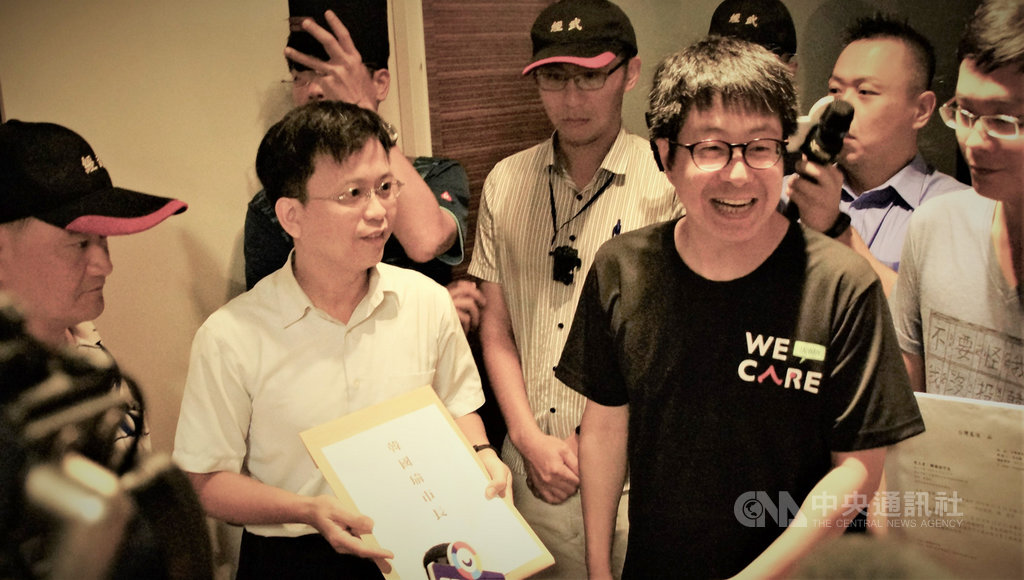 公民團體申請11月及12月在高雄各辦一場罷韓遊行被高市警方駁回,「Wecare高雄」發起人尹立(前右)16日率員至高雄市政府陳情,並直衝市長室遞送陳情書。中央社記者程啟峰高雄攝 108年8月16日