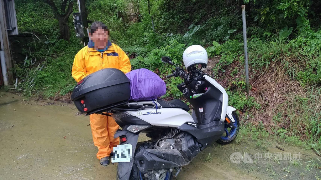 南台灣多處山區連日大雨,一名日本遊客15日騎機車行經台南市六甲區時意外遇上土石流,卡在泥流中動彈不彈,所幸警員巡查災情時發現,協助他順利脫困。(翻攝相片)中央社記者張榮祥台南傳真 108年8月16日