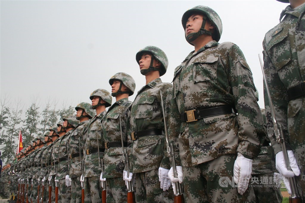 中國武警部隊與解放軍一樣完全實行軍事化管理,但武警不屬於解放軍,只有在戰時解放軍人力不足時,武警才有可能被編入解放軍並且上陣。圖為中共解放軍。(中央社檔案照片)