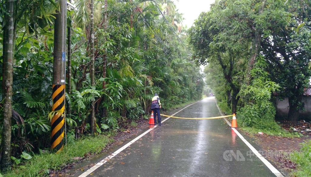 高雄山區連夜豪雨,六龜區公所表示,台27線12.5K至14K道路因附近土石流受損,16日清晨4時起封閉,施工單位趁中午雨勢趨緩搶通中。(高雄市六龜區公所提供)中央社記者程啟峰高雄傳真 108年8月16日