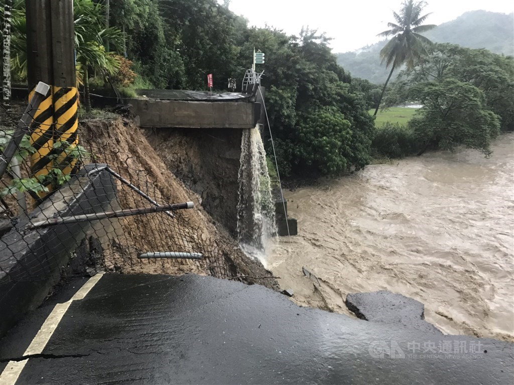 高雄山區連夜豪雨,興隆里大埤頭往鍾理和紀念館道路16日上午7時餘因路基被大雨掏空而坍方幸未有人受傷。(高雄市美濃區公所提供)中央社記者程啟峰高雄傳真 108年8月16日