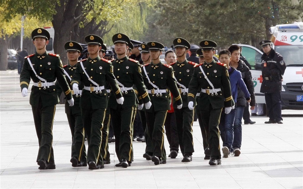 中國武警部隊的非文職人員是現役軍人,平時主要擔負執勤、處置突發事件、反恐怖、參加和支援國家經濟建設等任務。圖為天安門周遭巡邏的武警(中央社檔案照片)
