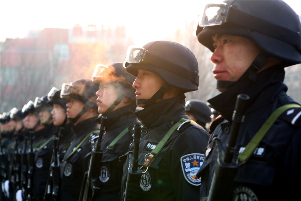 武警部隊和公安不同,前者與解放軍一樣完全實行軍事化管理,後者則屬於機關事業編制。圖為瀋陽市公安局藍盾突擊隊。(檔案照片/中新社提供)