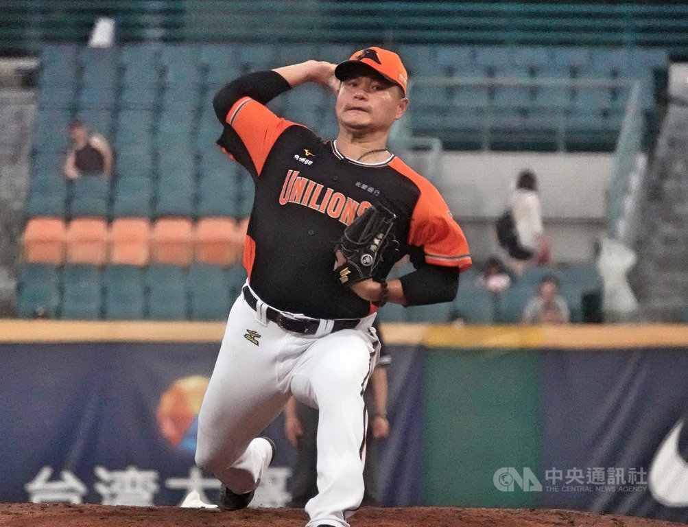 中華職棒統一獅隊投手潘威倫9度挑戰生涯第141勝仍失利,17日對富邦悍將隊繳出優質先發,可惜打線沒幫忙,讓潘威倫吞下近期5連敗。中央社記者謝靜雯攝 108年8月17日