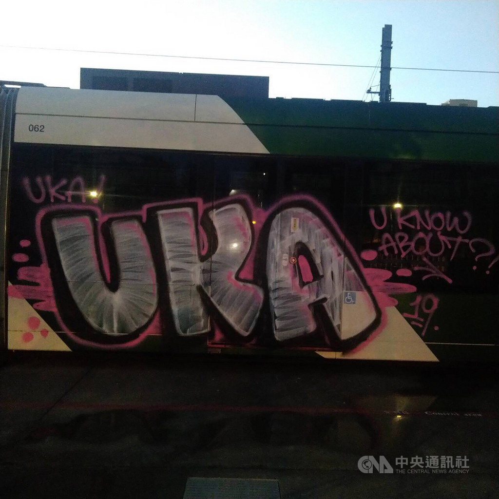 高雄輕軌機廠3日凌晨遭不明人士潛入,並在車廂外惡意塗鴉,高雄市警方獲報後展開追查,17日循線逮捕一男到案說明。(高捷公司提供)中央社記者王淑芬傳真 108年8月17日