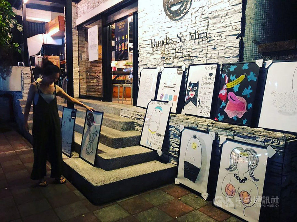 曾在英國攻讀插畫及多媒體碩士的插畫家萊拉,17日在台北快閃舉辦「冰啤酒」個展,展出10多幅在英國留學時的創作。(萊拉提供)中央社記者鄭景雯傳真 108年8月17日