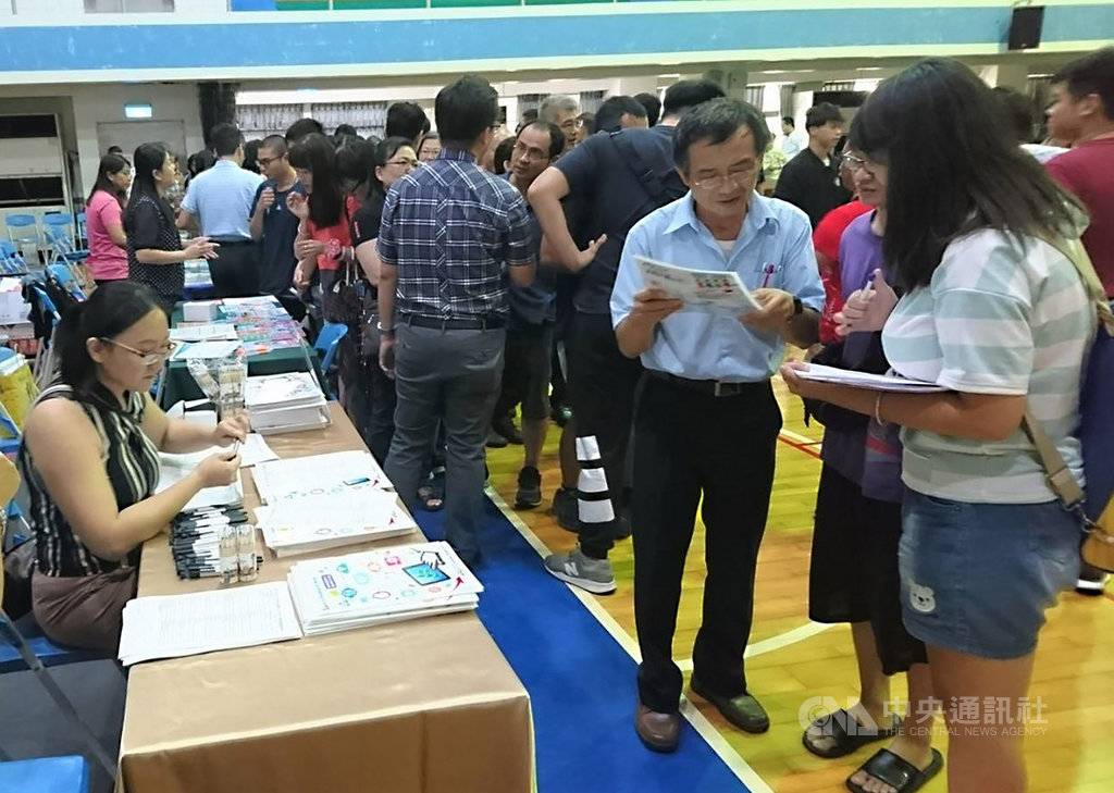 私立南榮科技大學遭勒令停辦,教育部17日在南榮科大舉行說明會,公布7所安置學校分別是台南的中華醫事科技大學、南台科技大學、台南應用科技大學、嘉南藥理大學、崑山科技大學、遠東科技大學及嘉義的吳鳳科技大學,皆可供學生填選安置。中央社記者張榮祥攝 108年8月17日