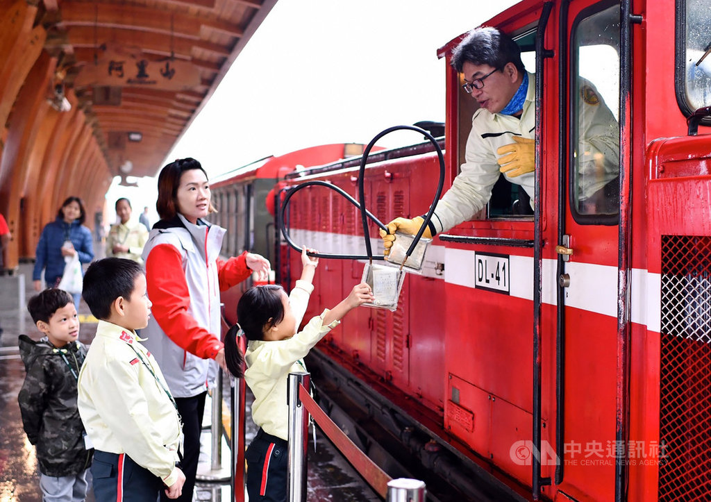 林務局阿里山林業鐵路及文化資產管理處從16日起兩天舉辦林鐵人家庭日活動,邀同仁家屬暢遊阿里山森林遊樂區,體驗林鐵人的鐵路生活。(阿里山林鐵及文資處提供)中央社記者葉子綱傳真 108年8月17日