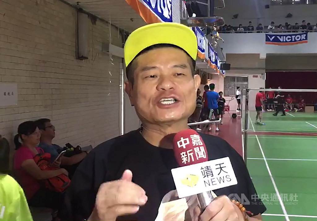 藝人許效舜17日在基隆出席體育賽事活動時受訪,被問及是否加入台灣民眾黨,或是將以無黨籍身分參選基隆市長,他說,現在一直以基隆人的「基隆黨」為前提持續努力中。(翻攝畫面)中央社記者王朝鈺傳真 108年8月17日