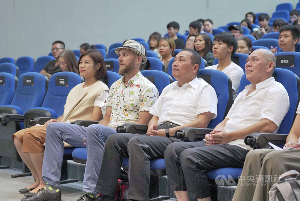 新北市紀錄片論壇17日下午在市府登場,導演蔡明亮(前右起)、新北市長侯友宜等人出席與會,分享紀錄片產業的現況與發展。(新北市新聞局提供)中央社記者黃旭昇新北市傳真 108年8月17日