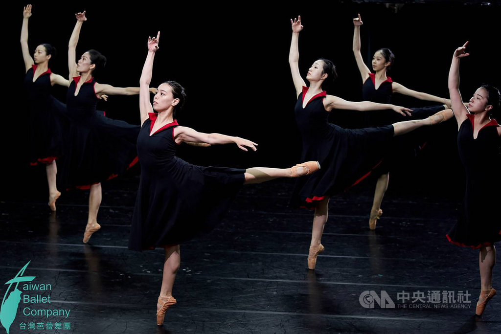 台灣芭蕾舞團17日在台灣戲曲中心演出舞作「飛翔」,重頭戲為下半場由藝術總監莊媛婷運用台灣作曲家蕭泰然的D大調小提琴協奏曲所編創的舞蹈。(台灣芭蕾舞團提供)中央社記者洪健倫傳真 108年8月17日