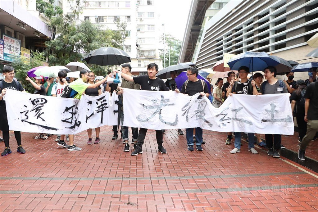 港人17日下午舉行「光復紅土」遊行,藉此表達希望不被中國大陸旅客滋擾的訴求。中央社記者張謙香港攝 108年8月17日