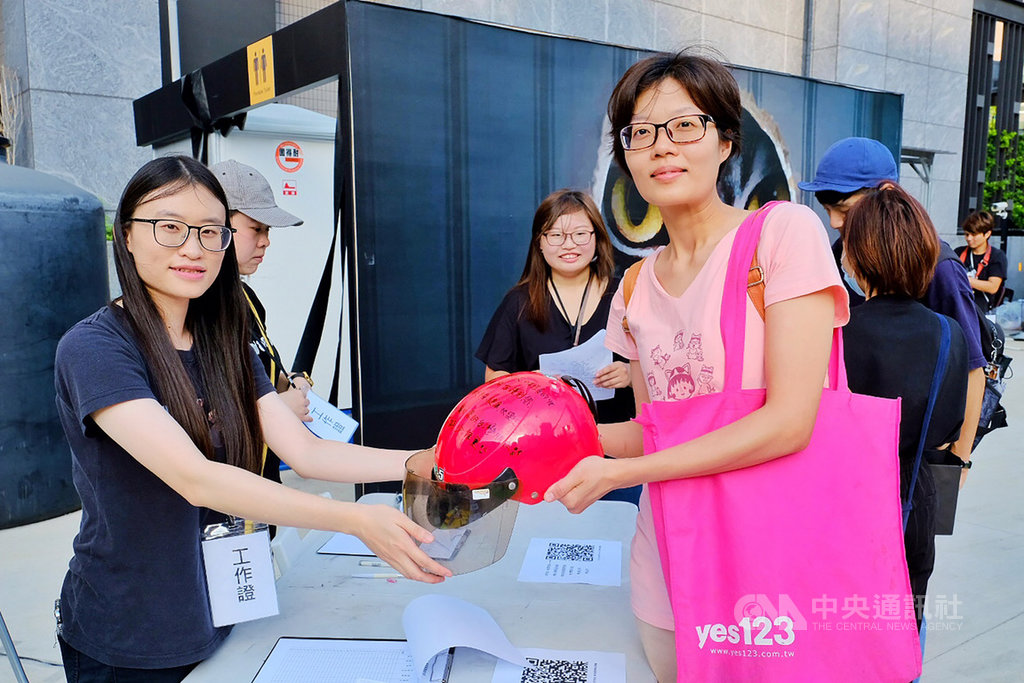 全球海外港人這兩天在全球35個地方舉行不同方式的集會與快閃行動,盼力挺家鄉香港。桃園地區17日也舉辦「全台同行–台港同心817全球抗爭連線」,民眾郭小姐(前右)特別從中壢將家裡頭用不到的安全帽送到桃園區會場,以實際行動撐香港。中央社記者吳睿騏桃園攝 108年8月17日