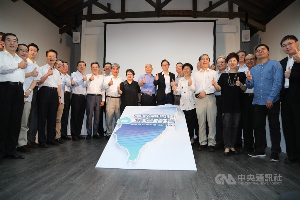 國民黨總統參選人韓國瑜(後中藍色襯衫者)17日北上台北,正式公布國政顧問團名單,逾百名成員中多為前總統馬英九政府時期官員。中央社記者張皓安攝 108年8月17日