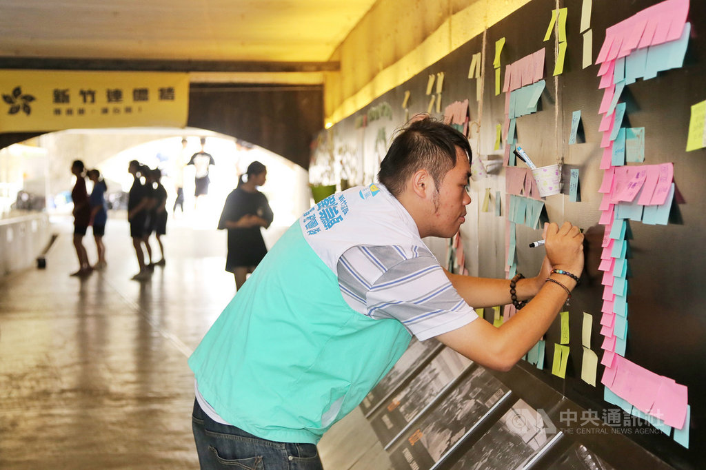 由在台香港青年組成的團體「香港邊城青年」17日在台灣各地發起各式活動,號召民眾一起撐香港,如在新竹市東門城地下道設置「新竹連儂牆」,吸引許多關心此議題的民眾到場簽名力挺。中央社記者魯鋼駿新竹市攝 108年8月17日