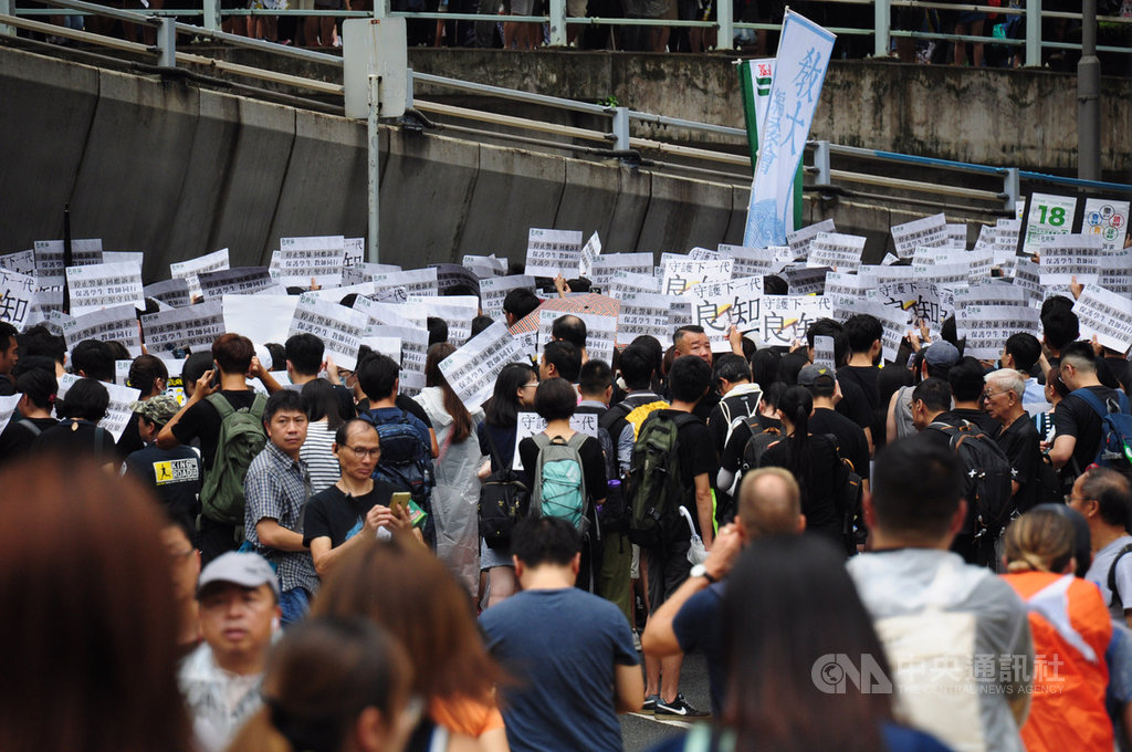 香港教育界17日發起「守護下一代,為良知發聲」遊行,上午11時開始,直到下午1時左右,仍不斷有示威者從遮打花園出發,並高舉「良知」標語。中央社記者沈朋達香港攝 108年8月17日