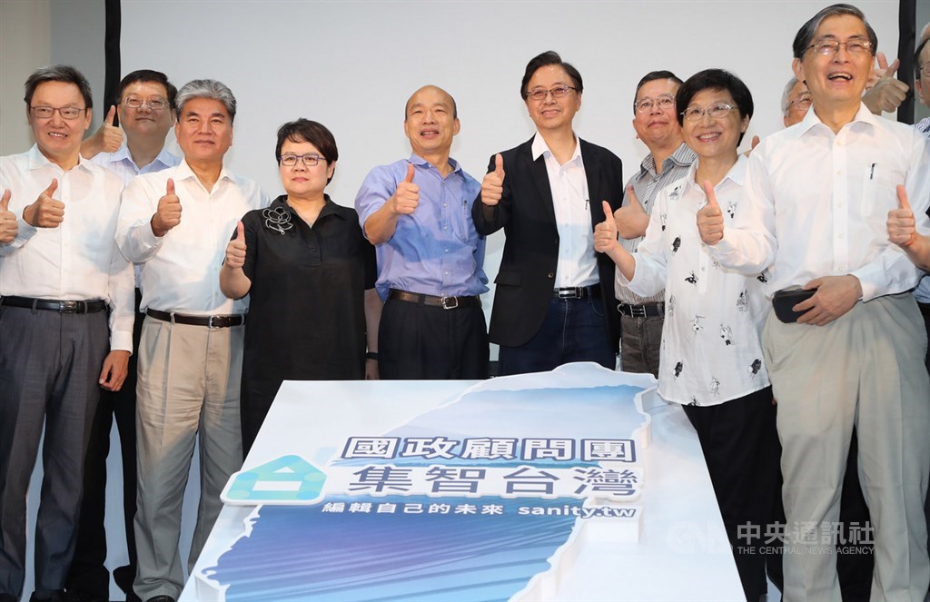 國民黨提名總統參選人韓國瑜(左5)的國政顧問團17日在台北正式成軍,韓國瑜及顧問團總召張善政(左6)等人出席,共同公布國政顧問團名單。中央社記者張皓安攝 108年8月17日