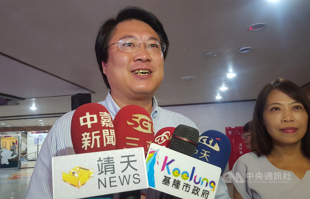 有臉書粉絲專頁上傳基隆市長林右昌(左)年輕時照片,網友驚呼神似日本影星三浦春馬,對比現今體型頗有落差。林右昌17日說,請大家給他3個月時間減重。中央社記者王朝鈺攝 108年8月17日