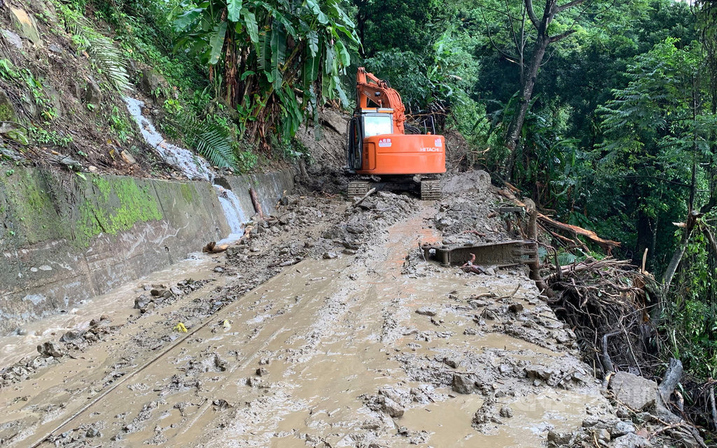 林務局阿里山林業鐵路及文化資產管理處發布訊息,受豪雨及地震影響,阿里山鐵路22k+380處的竹崎鄉樟腦寮路段,邊坡土石滑落及軌道橫移損壞,鐵路本線暫時停駛;經評估,因修復工期需加長,17日宣布本線將停駛至30日。(阿里山林鐵及文資處提供)中央社記者葉子綱傳真 108年8月17日